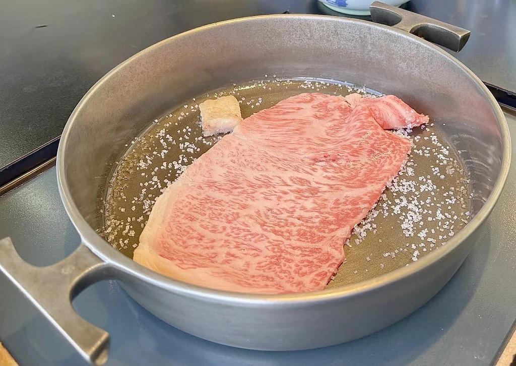 在壽喜燒鍋中剛開始煎烤的モリタ屋牛肉