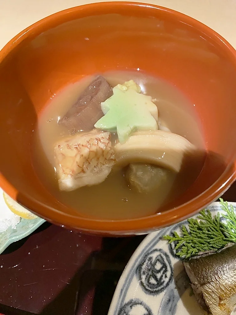 จิบุนิเสิร์ฟในชามสีแดงของ Kagaya