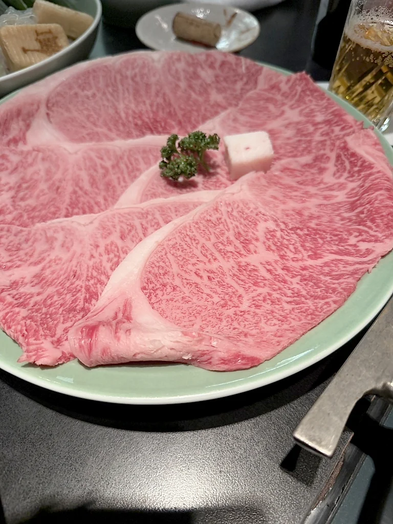 เนื้อวัวสำหรับสุกียากี้จัดวางบนจานของ Moritaya