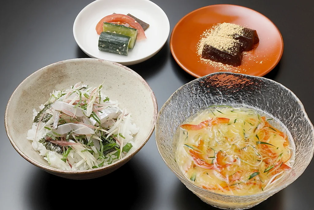 ชุดอาหารที่จัดเสิร์ฟโซเมน ข้าว และขนมหวานชิ้นเล็ก