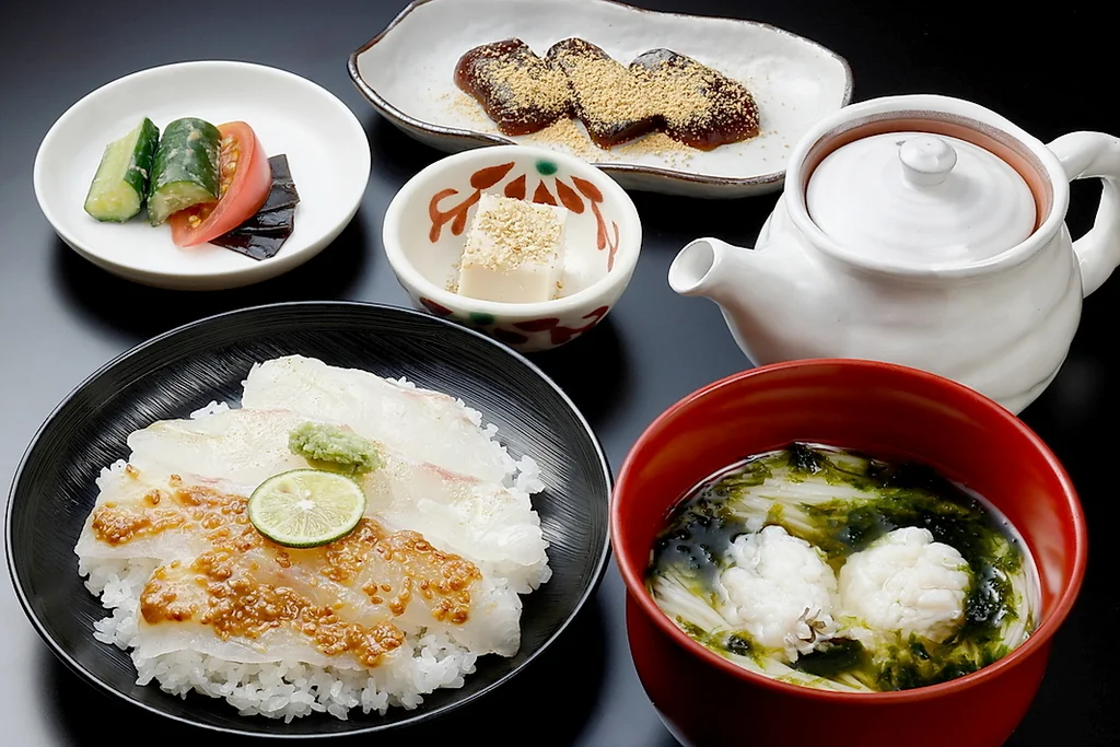 ข้าวหน้าเนื้อปลาเสิร์ฟพร้อมซอสงาและเครื่องเคียงหลากหลาย