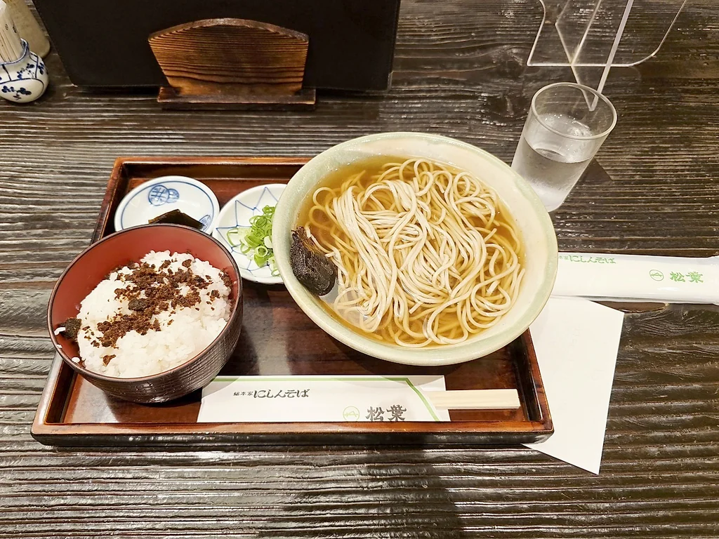 蕎麥麵與白飯一同陳列的餐點配置