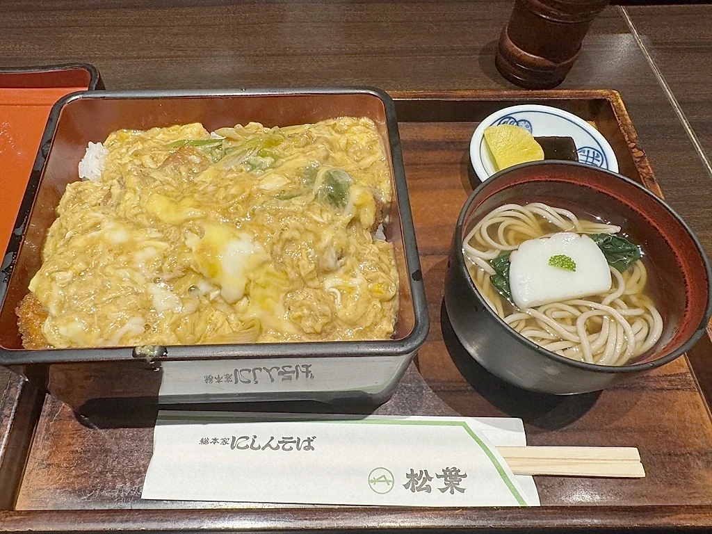 ข้าวหน้าไข่กับโซบะชามเล็ก