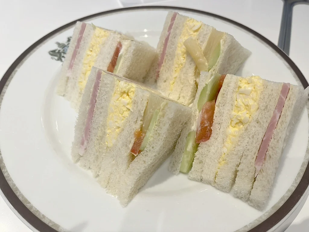 มิกซ์แซนด์วิชไส้แฮม ไข่ และผัก