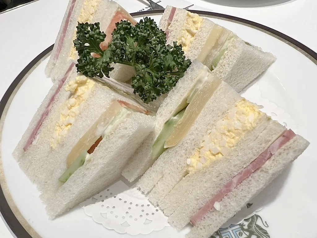 แซนด์วิชไส้แฮม ไข่ และผัก