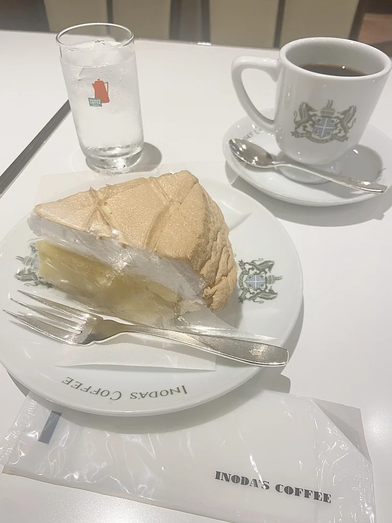 โต๊ะอาหารที่วางกาแฟและเค้ก