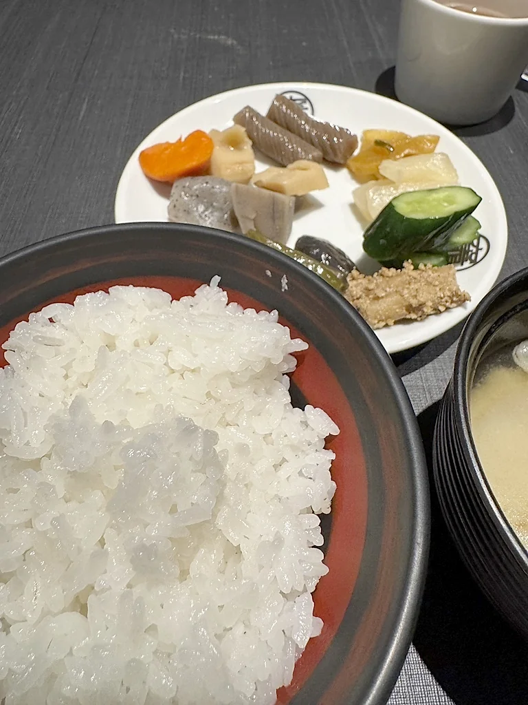 白飯搭配蔬菜小菜的餐點