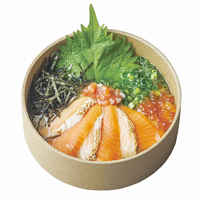 鋪上鮭魚與魚卵的茶泡飯