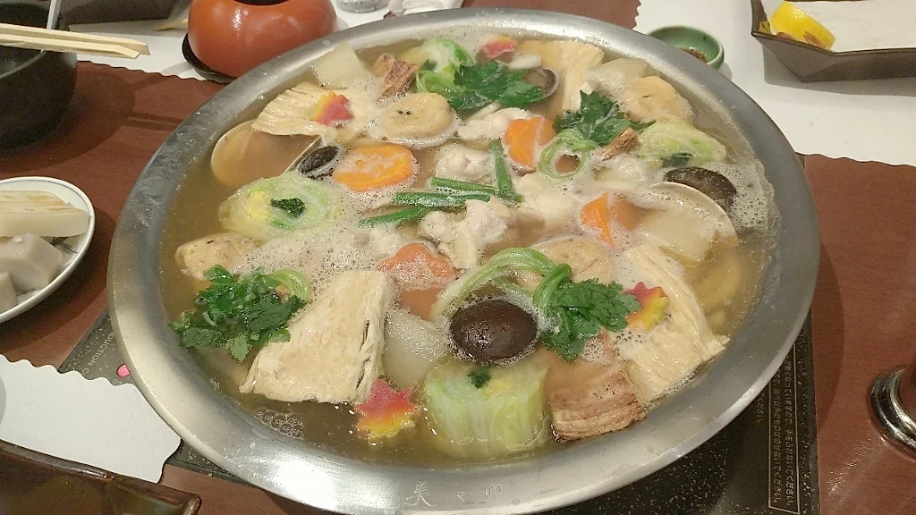 หม้อไฟอูด้งที่ต้มผัก เห็ด และวัตถุดิบหลากหลายในน้ำซุป