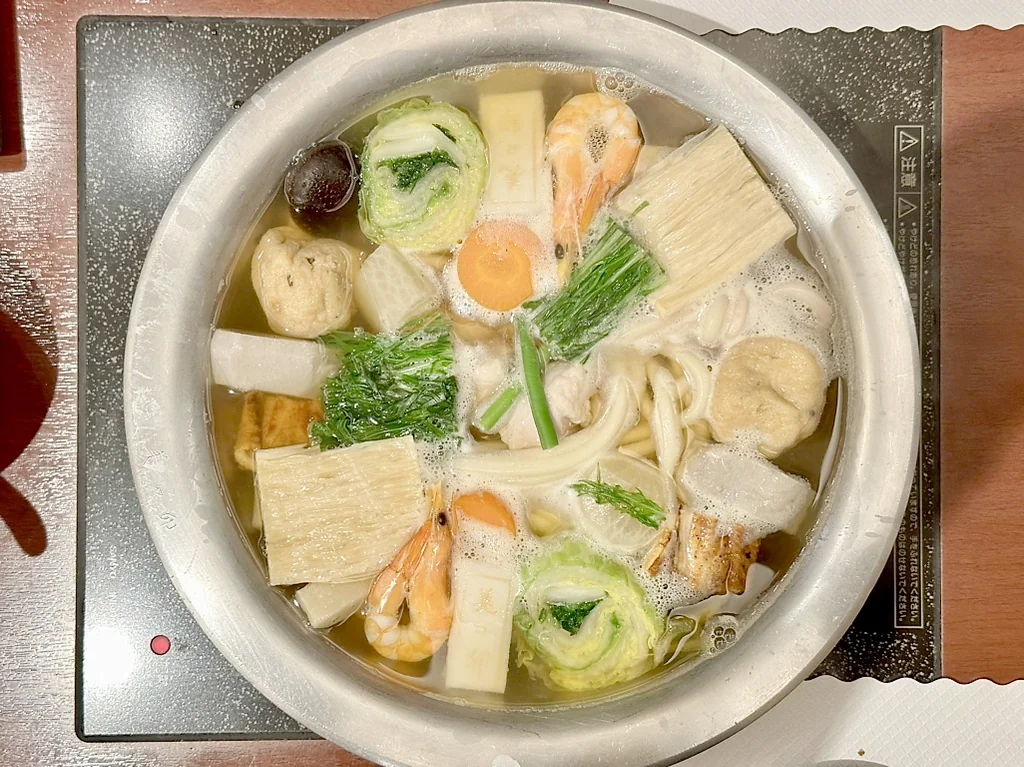 放入烏龍麵、鮮蝦、豆皮與蔬菜同煮的鍋物